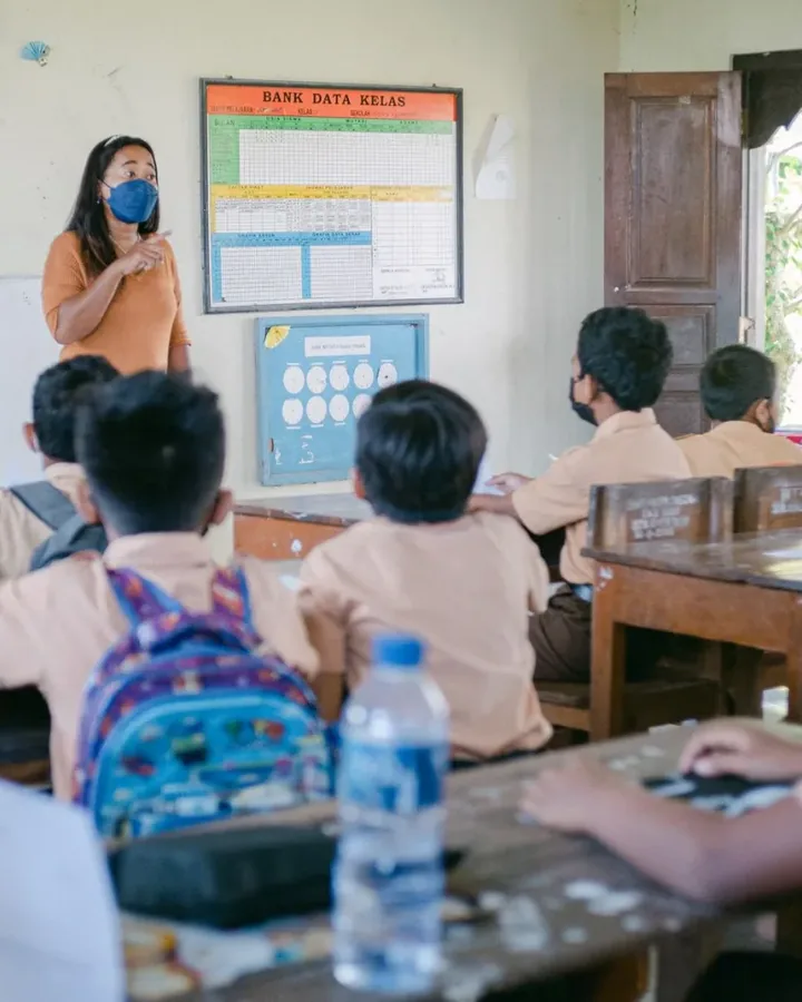 Học sinh làm bài tại lớp